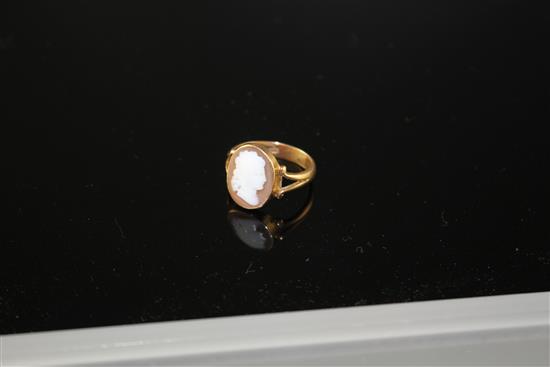 An early 20th century 18ct and oval cameo set dress ring, carved with the head of a lady to sinister,